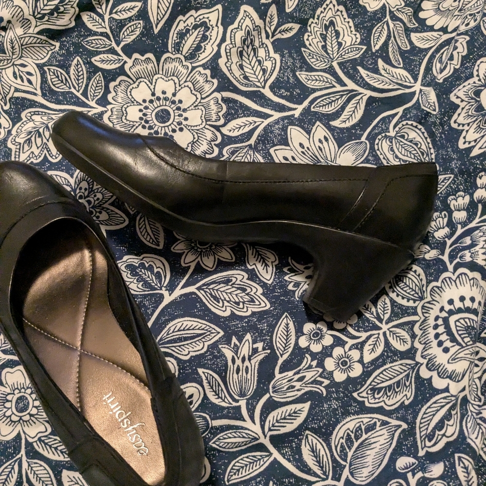 Shoes - Picture 3 of 4